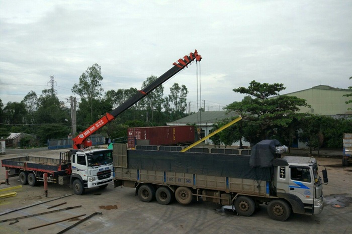 Cẩu bốc hàng lên xe tải tuyến Sài Gòn Hà Nội
